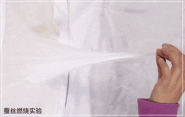 刘英被爆料拿错手镯视频,意外拿错引发网友热议 第2张 刘英被爆料拿错手镯视频,意外拿错引发网友热议 第2张